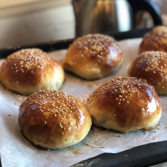 Huisgemaakt versgebakken brood bij het ontbijt