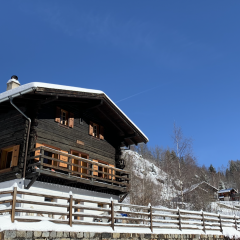 Het Bekker Chalet (rechts) met op de voorgrond haar annexe Chalet l'Ecurueil Chalet l'Ecureuil Finhaut