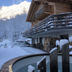 Bekker Chalet met de houtgestookte houttub houtgestookte hottub in de sneeuw