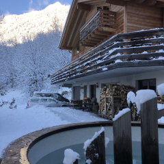 houtgestookte hottub in de sneeuw